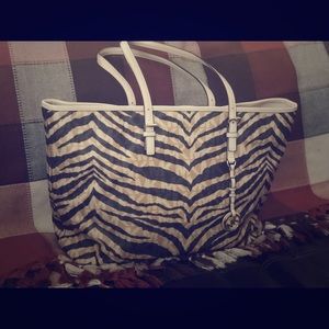 Michael Kors Jet Set Travel Logo